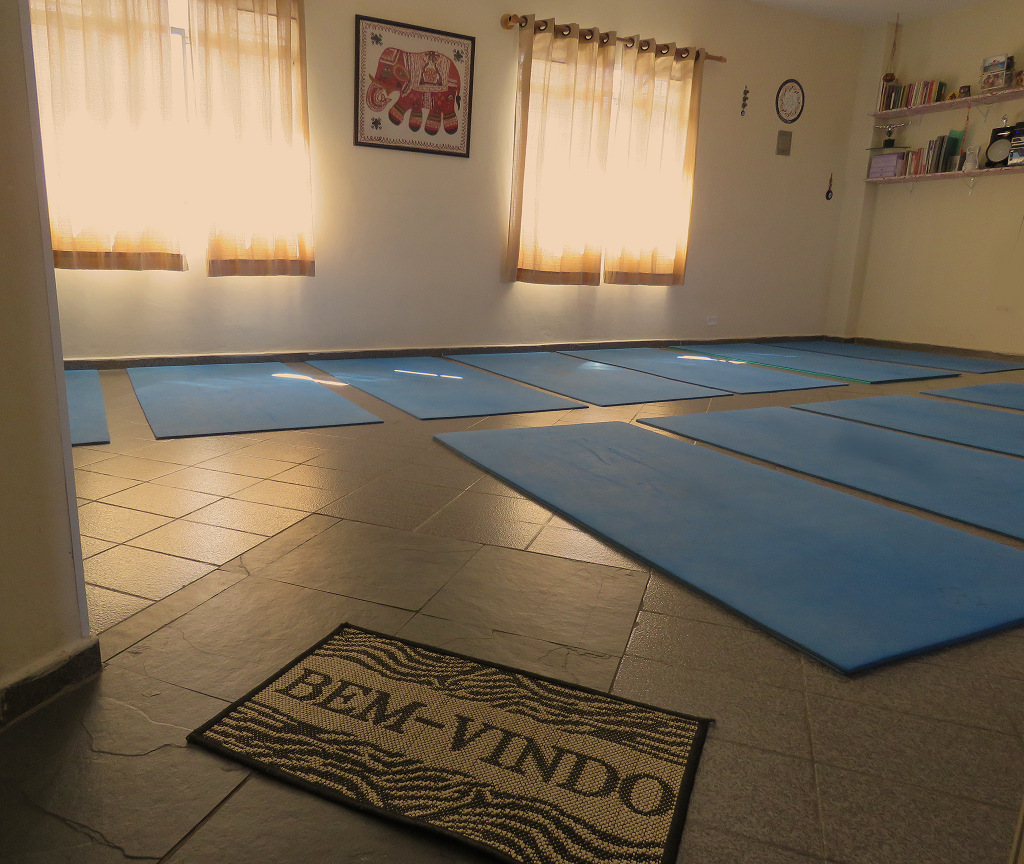 Sala ampla e silenciosa de prática de Yoga