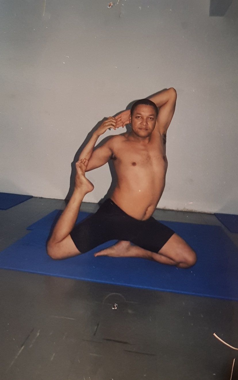 Prof. Ari jovem praticando Yoga clássico