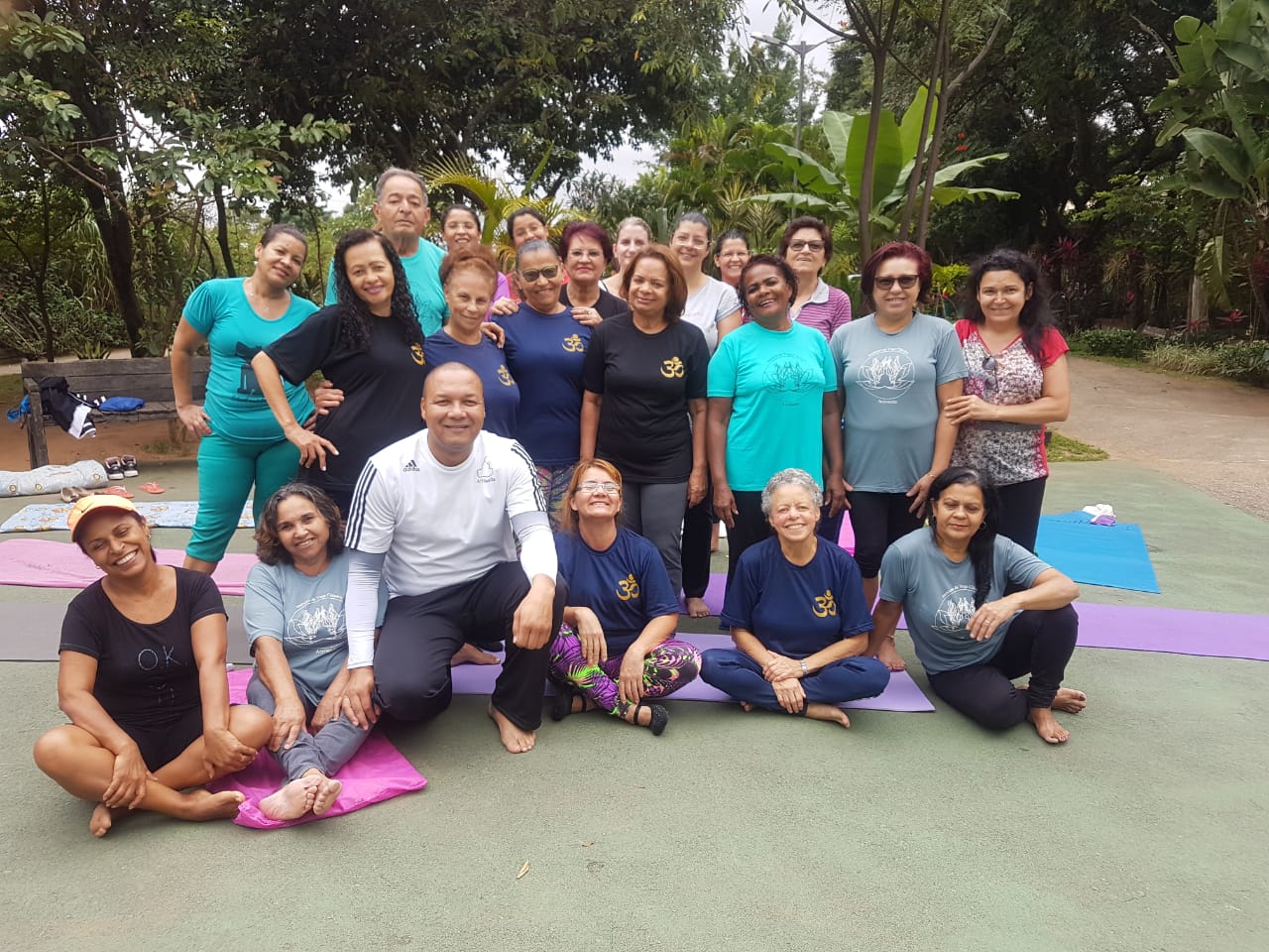 Aula de Yoga ao ar livre no parque de Osasco